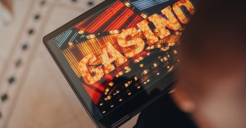 How do online casinos work?